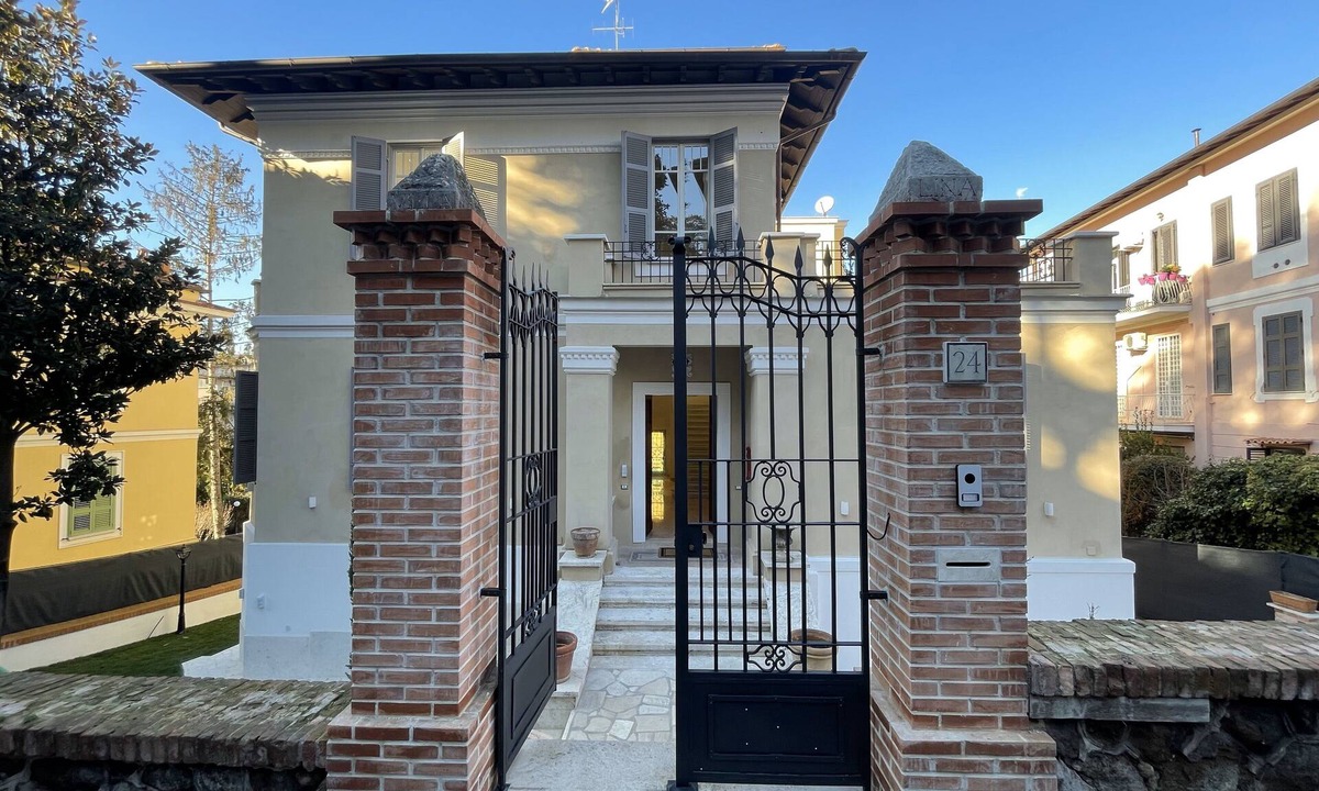 Monte Sacro Villa | VILLA LINA - sky earth liberty villa - 5 min from tube 9 bedroom - 5 bathroom