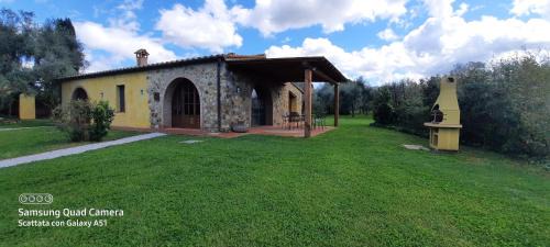 Donoratico House | Villa Lorenzo con wi-fi, aria condizionata, posto auto