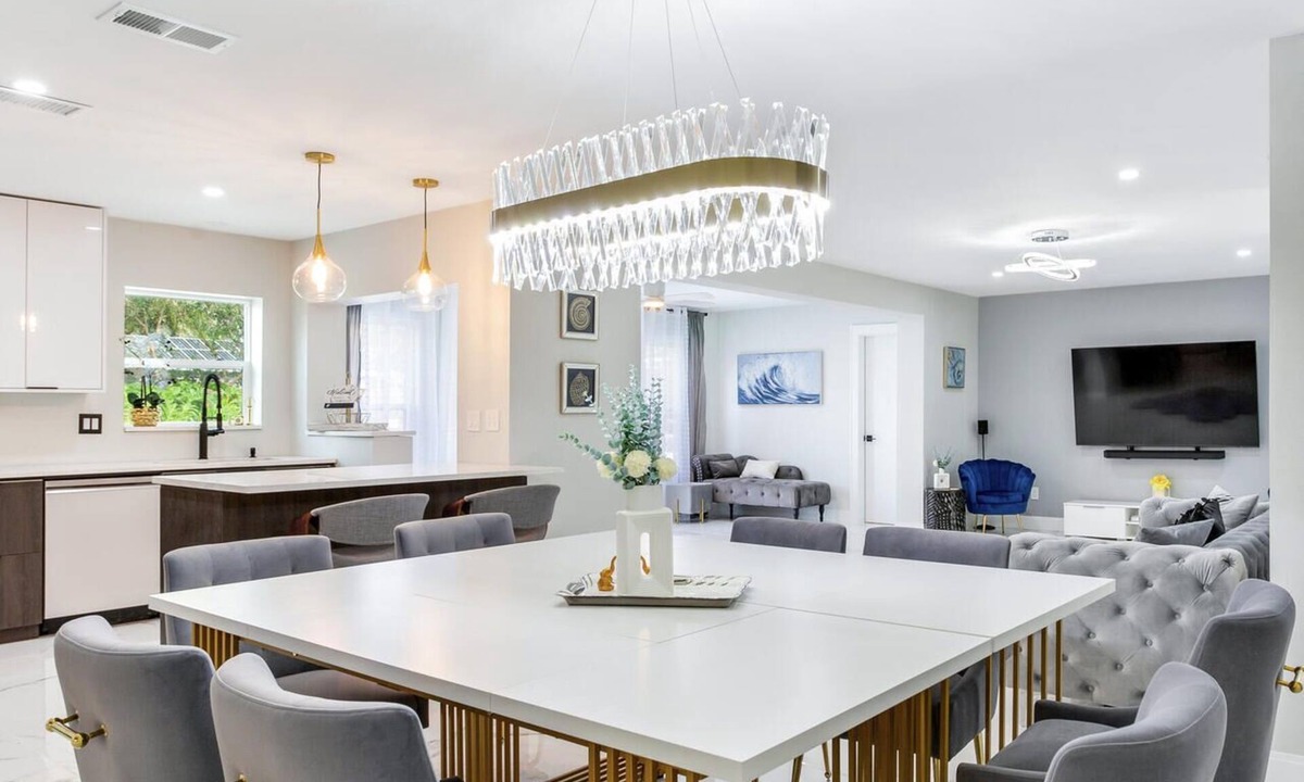 Palm Harbor House | Villa Luxe ~ heated saltwater pool ~near famous beaches