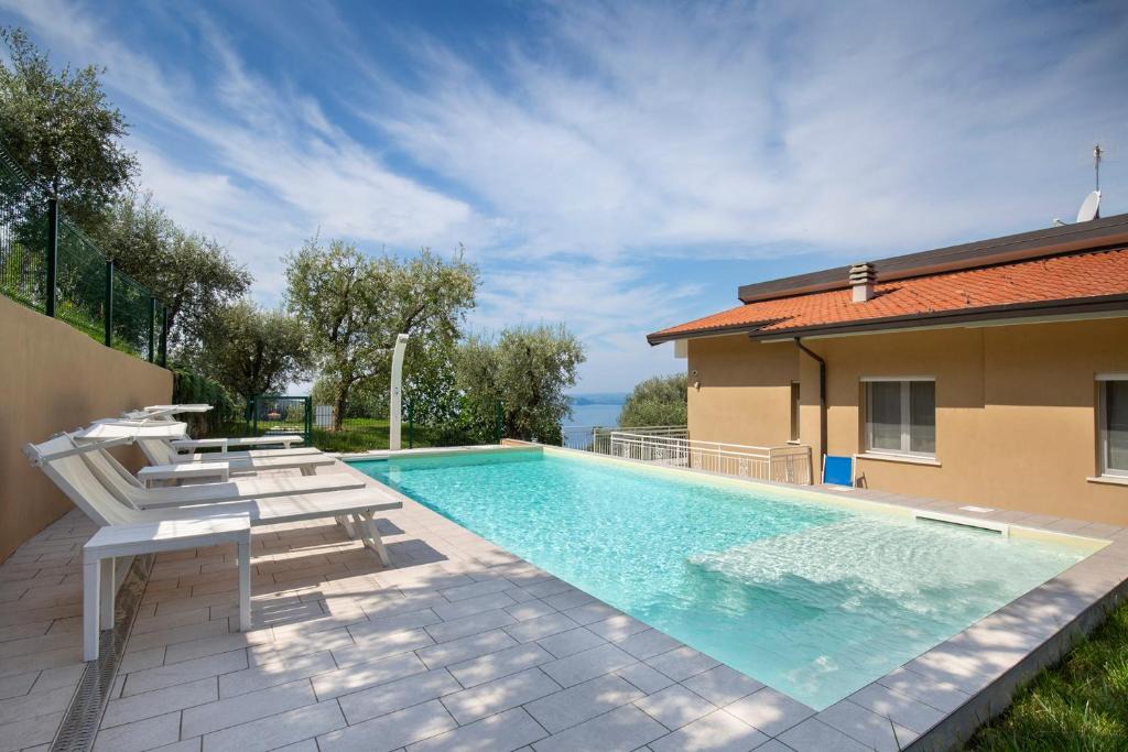 Albisano Apartment | Villa Malù - APT Luisa Piscina e vista lago