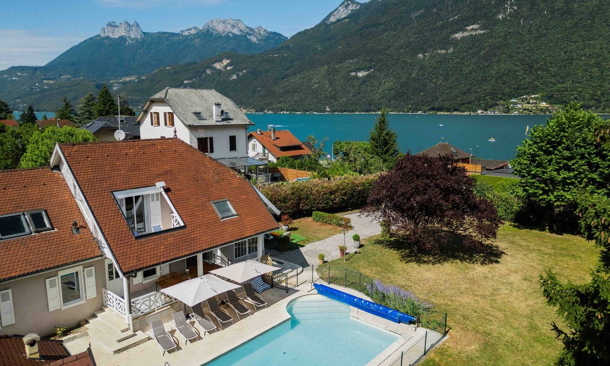 Chaparon Villa | Villa Mariette, large charming villa with lake view, swimming pool and large garden