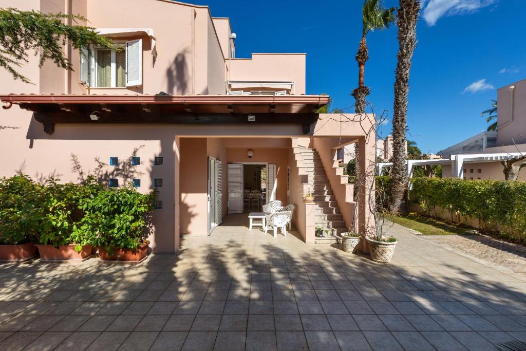 Campomarino di Maruggio House | Villa Micelli by BarbarHouse