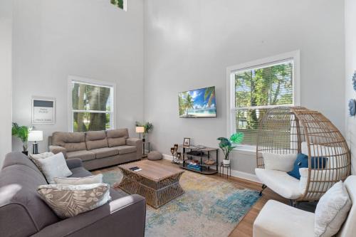 Lincolnville House | Villa Mojito Main - Gated Lakefront Home