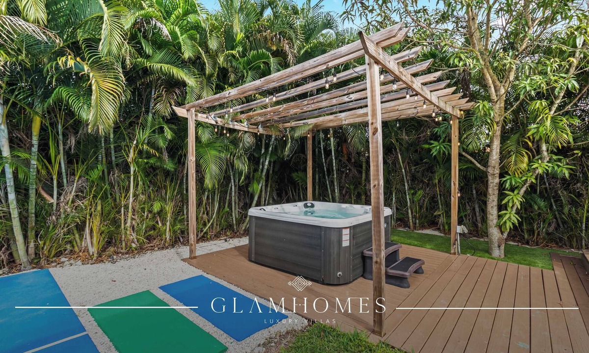 Golden Glades House | Villa Moonlight | Pool Jacuzzi BBQ Pickleball