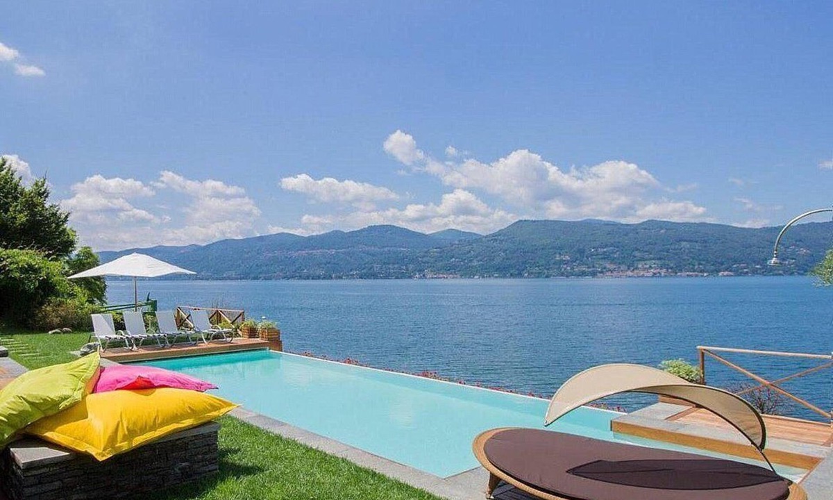 Ispra Villa | Villa Nivora: An elegant and welcoming two-story villa located right on the Lake Maggiore, with Free WI-FI.