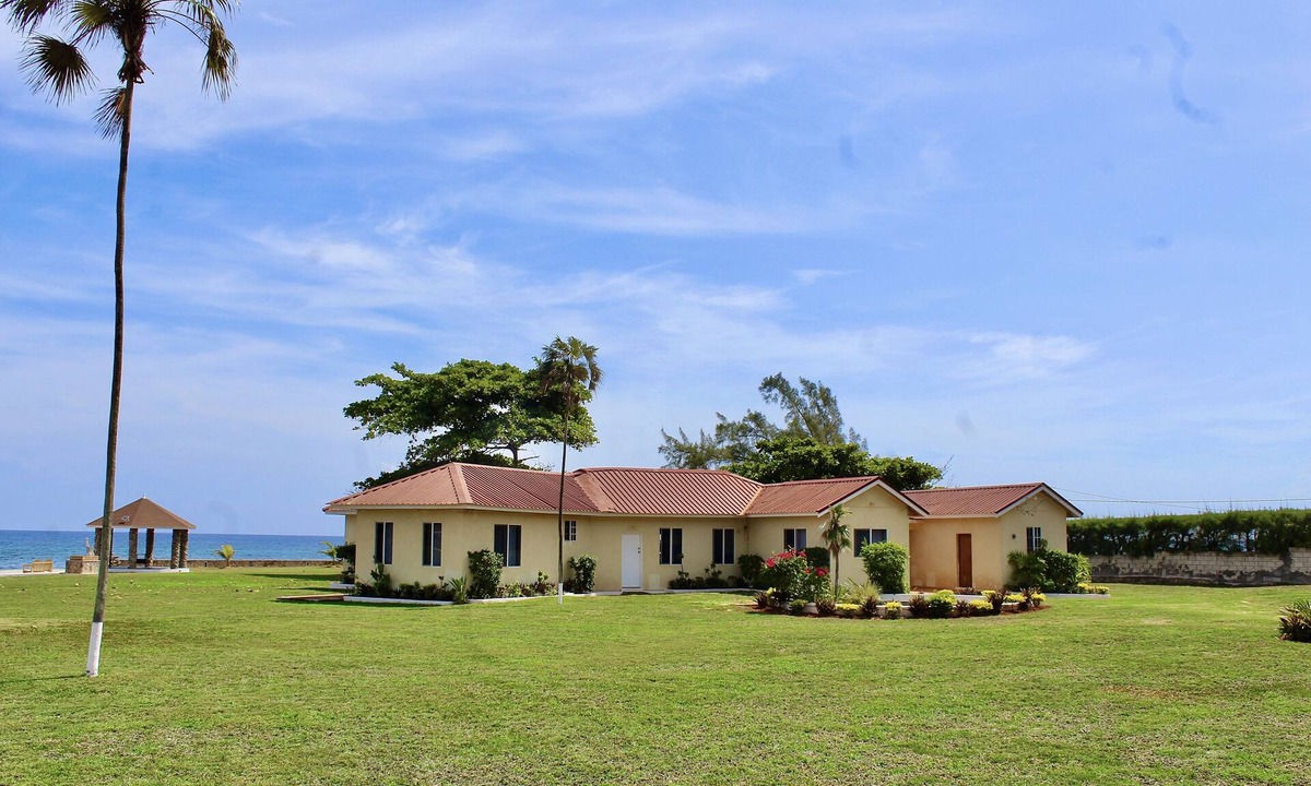 Discovery Bay Villa | Villa Oasis: Modern/Private Beach/Oceanfront