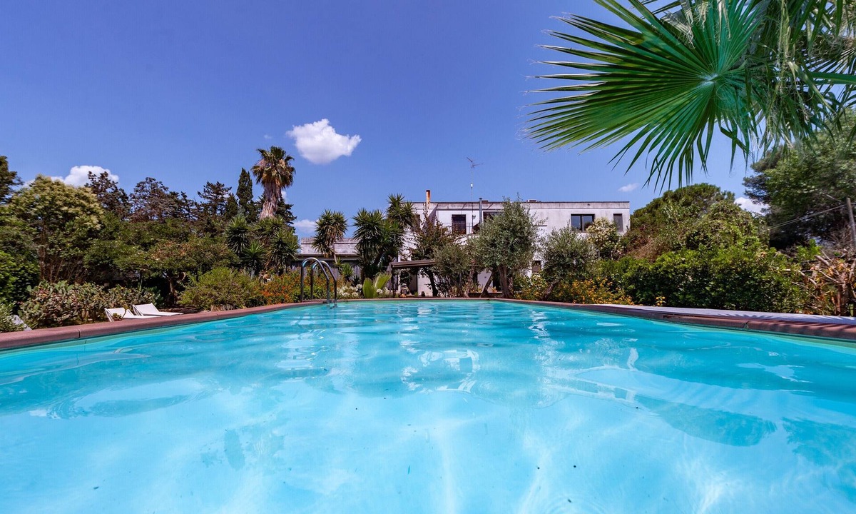 Lizzanello Villa | Villa 'Olivia' with Shared Pool, Wi-Fi and Air Conditioning