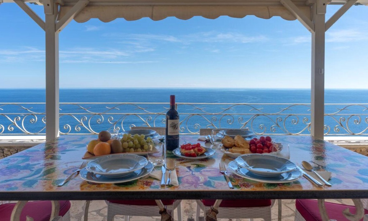 Corsano Villa | Villa Paradisio overlooking the cliff