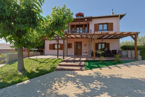 Katerini Villa | VILLA PEPONI Spacious Traditional Villa with Garden - BBQ & Private Parking