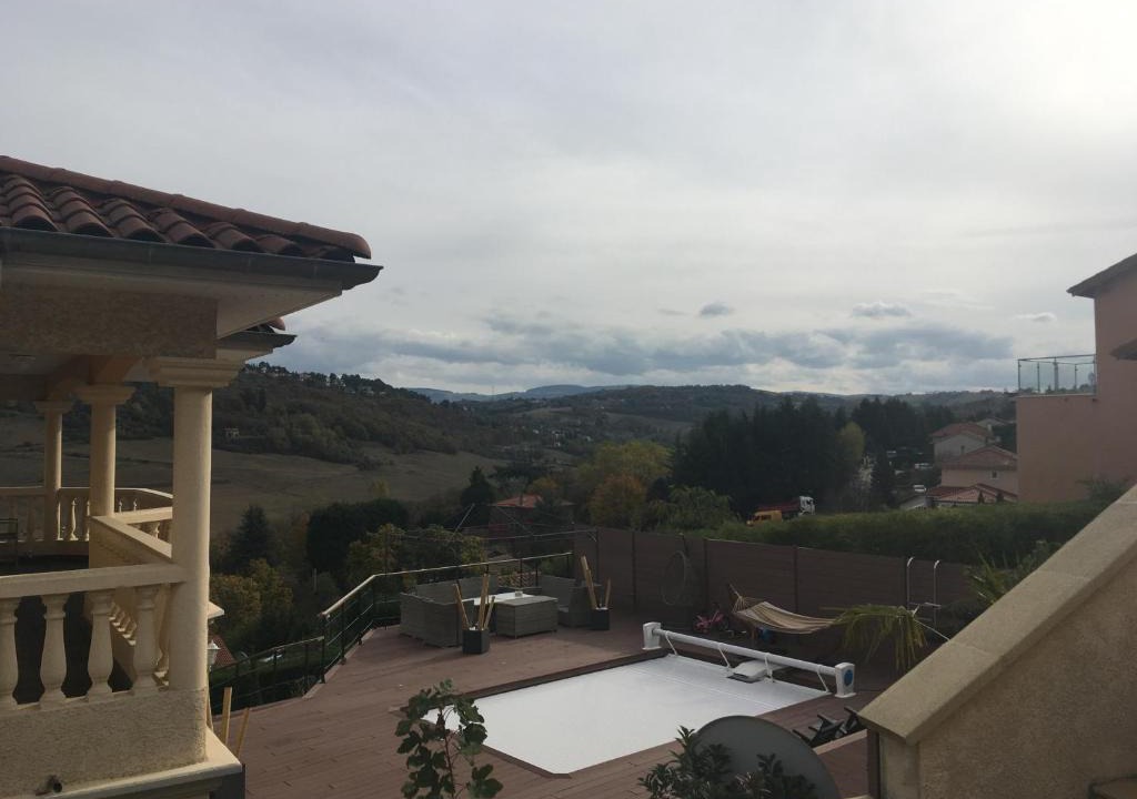 Saint-Genest-Lerpt Villa | VILLA PISCINE