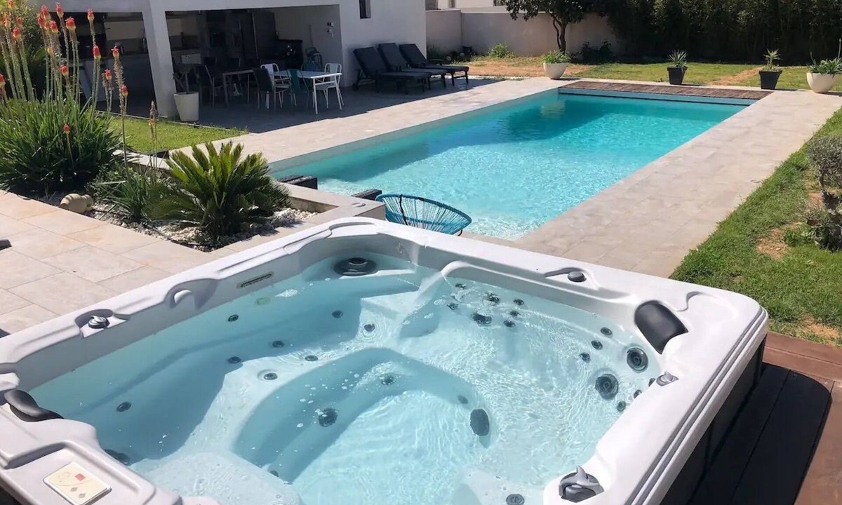 Gemenos Villa | Villa Pool Jacuzzi Pool House Petanque Provence all comfort