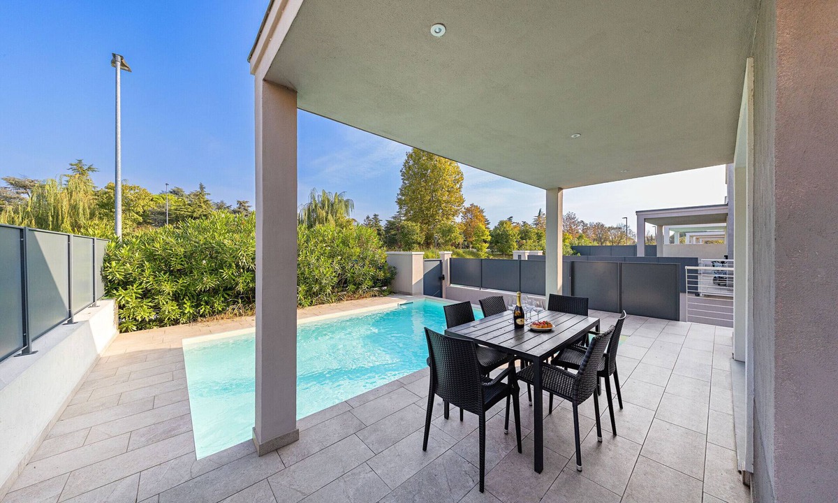 San Benedetto di Lugana Villa | Villa Prestige 19 with private pool and garden