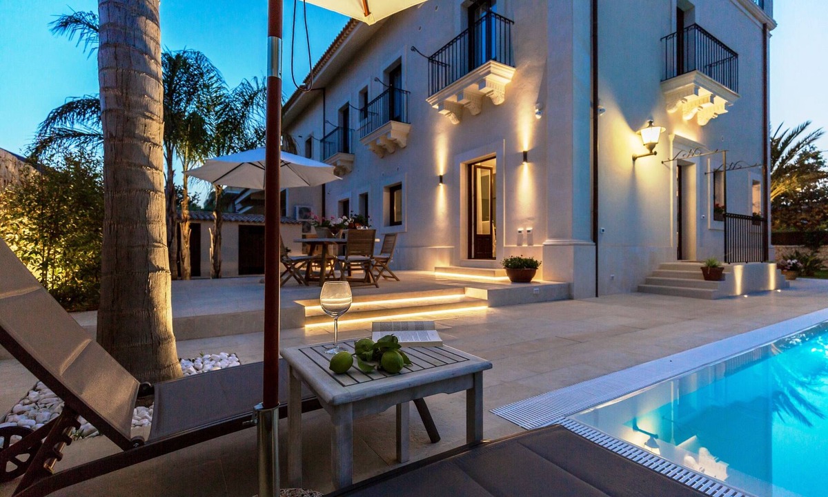Avola Villa | Villa Raphael, luxury property with swimming pool and sea view