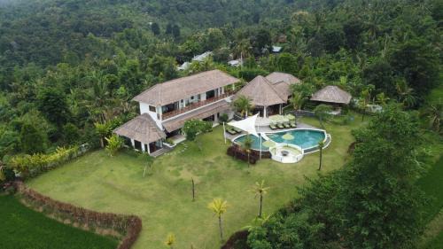 Kalibukbuk Villa | Villa Ravenala - Sumptuous 5BR Luxury Villa 10min away from Lovina in North of Bali