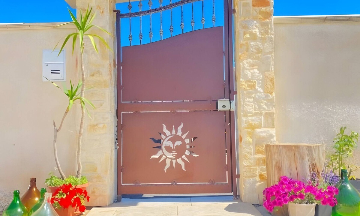 Taranto Villa | Villa 'Regina' with Private Garden and Air Conditioning