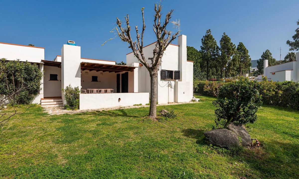 Geremeas Villa | Villa Roberta with Wi-Fi, Terrace & Garden