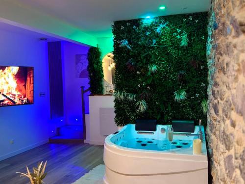 Centre Ville Villa | Villa Romance Intime Prestige -Jacuzzi Privatif, , Table a massage , Fauteuil tantra, Balançoire romantique