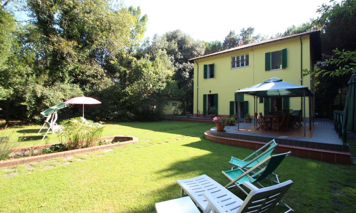 Ronchi Villa | Villa Ronchi - 10 People, 500m from Sea, WIFI, large Garden, Pets welcome, rustic style