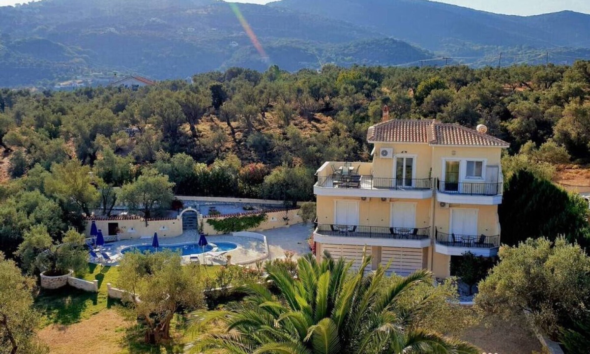 Skiathos Villa | Villa Roni, spacious 3 bedrooms and pool