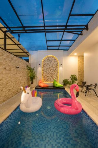 Sleman Villa | Villa Rooz BARU private pool dining kitchen