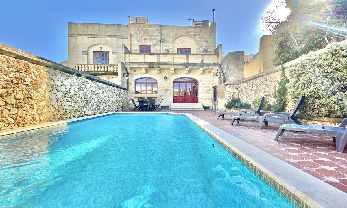 Xewkija Villa | Villa Rossa Gozo ❤ 5 bedroom ensuite w pool & jacuzzi