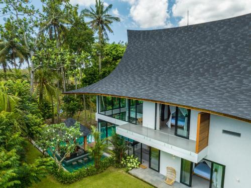 Tumbak Bayuh Villa | Villa Satiya - Unique and stylish 4-bdr pool villa in Pererenan!