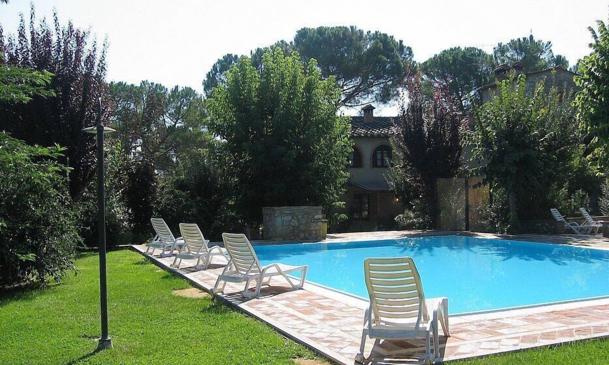 Colle di Val d'Elsa House | Villa Saveria N: A welcoming apartment surrounded by the greenery.