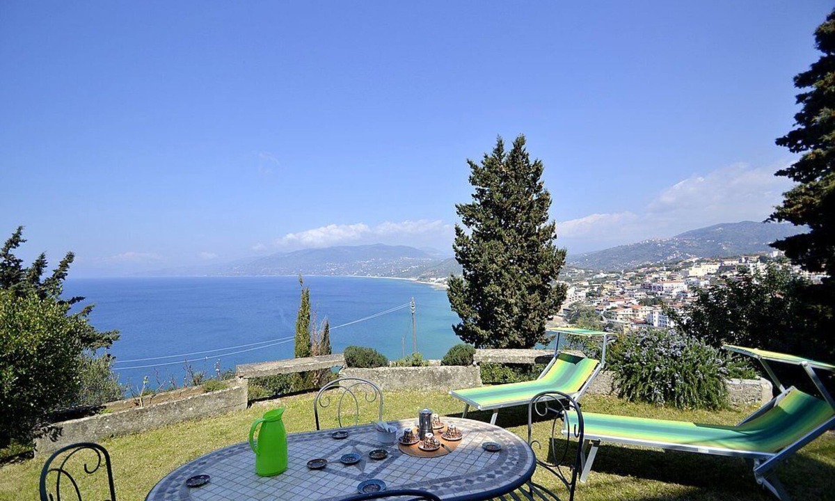 Palinuro House | Villa Simpatia A: A characteristic and welcoming apartment situated at a short distance from the beach, with Free WI-FI.