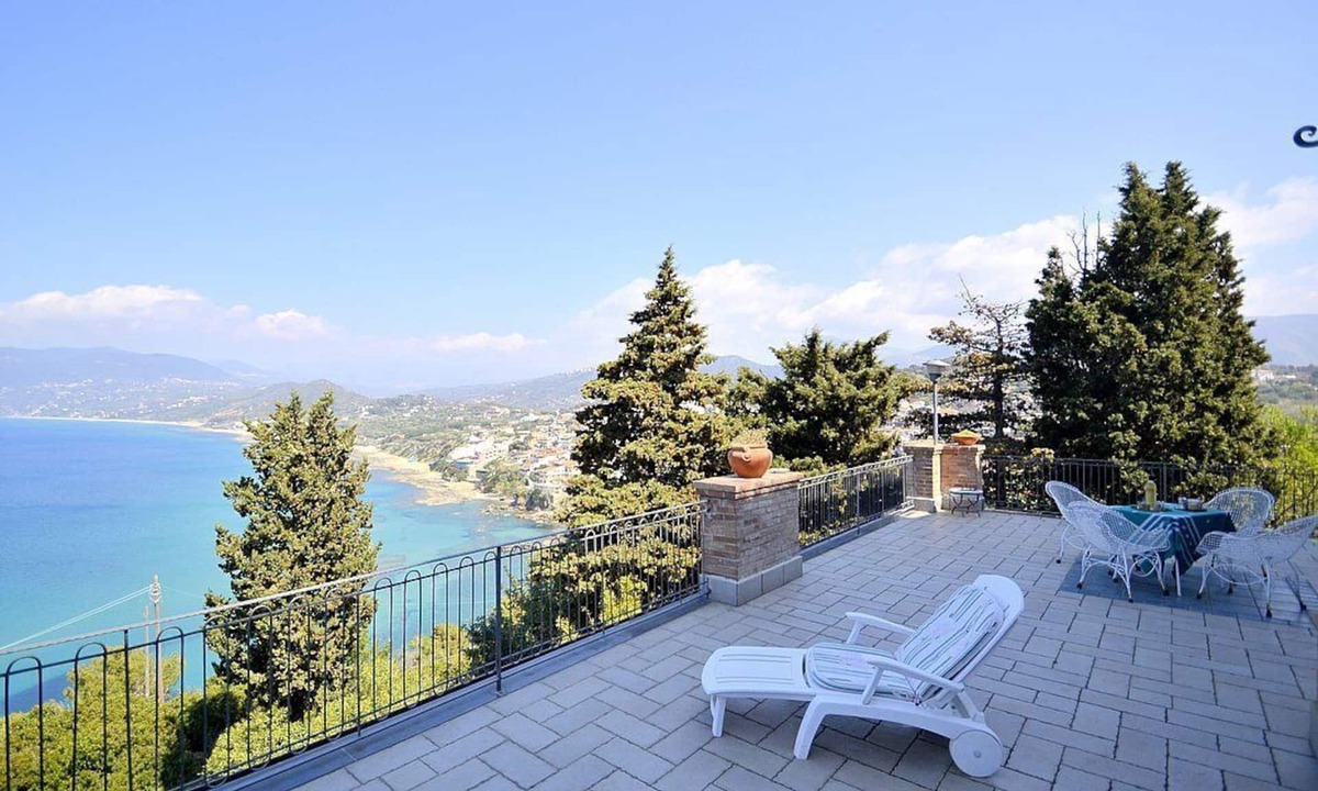 Palinuro House | Villa Simpatia B: A characteristic and welcoming apartment situated at a short distance from the beach, with Free WI-FI.
