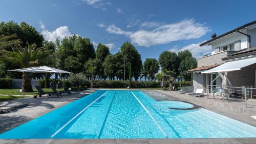 San Benedetto di Lugana Villa | Villa Sirmione Front Lake