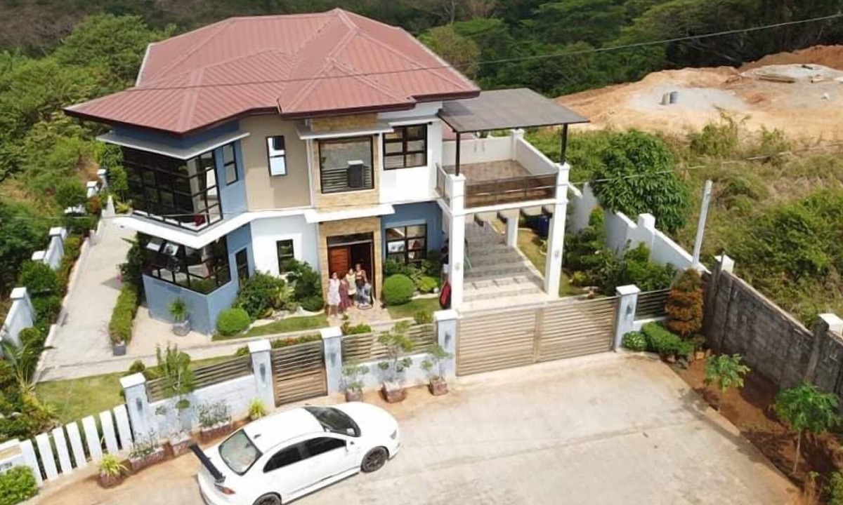 Bataan Villa | Villa - Sleeps 10 - Communal Pool - Parking