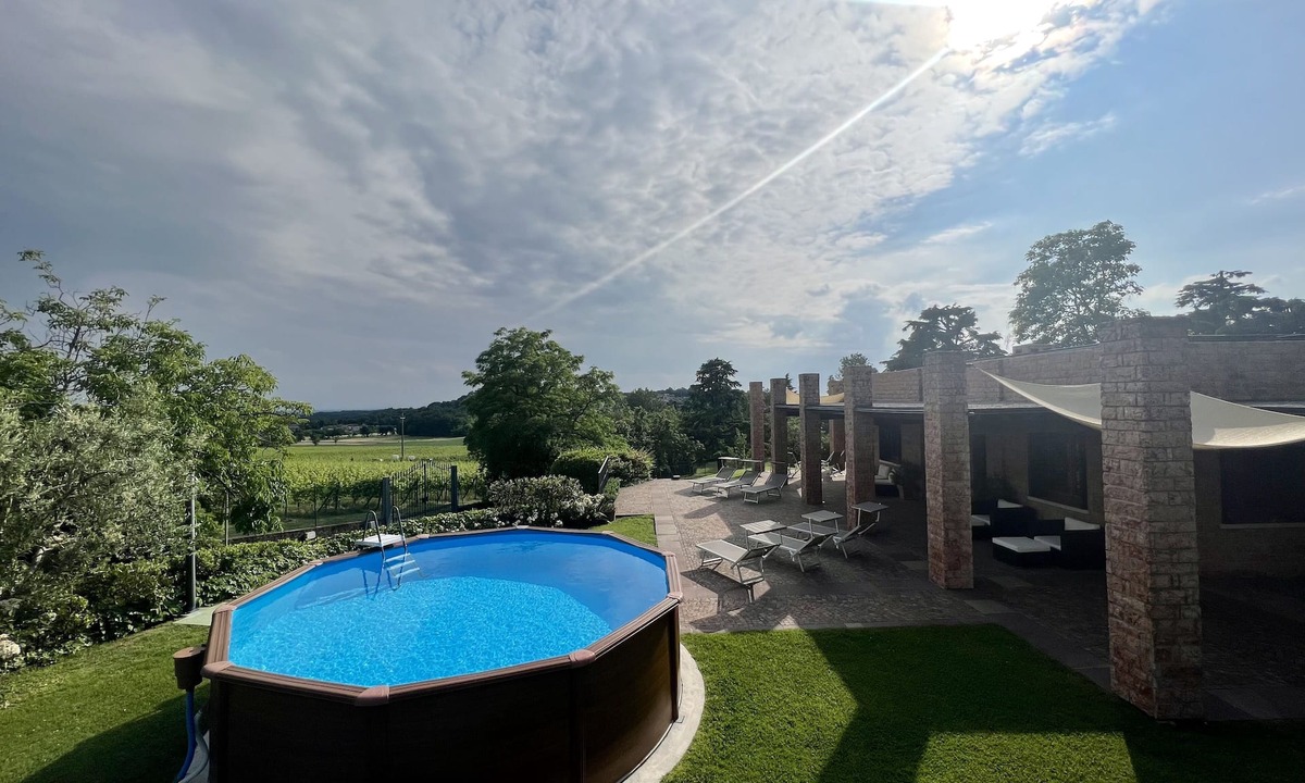 Lonato del Garda Villa | Villa Spaltri is immersed in the green of the hills in Lonato del Garda