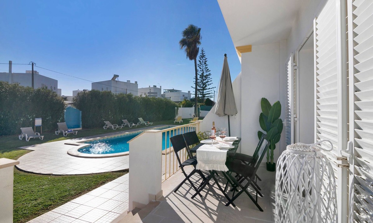 Vale de Carro Villa | Villa "Sunshine" with Pool, Wi-Fi, Air Conditioning, 800m from the Beach