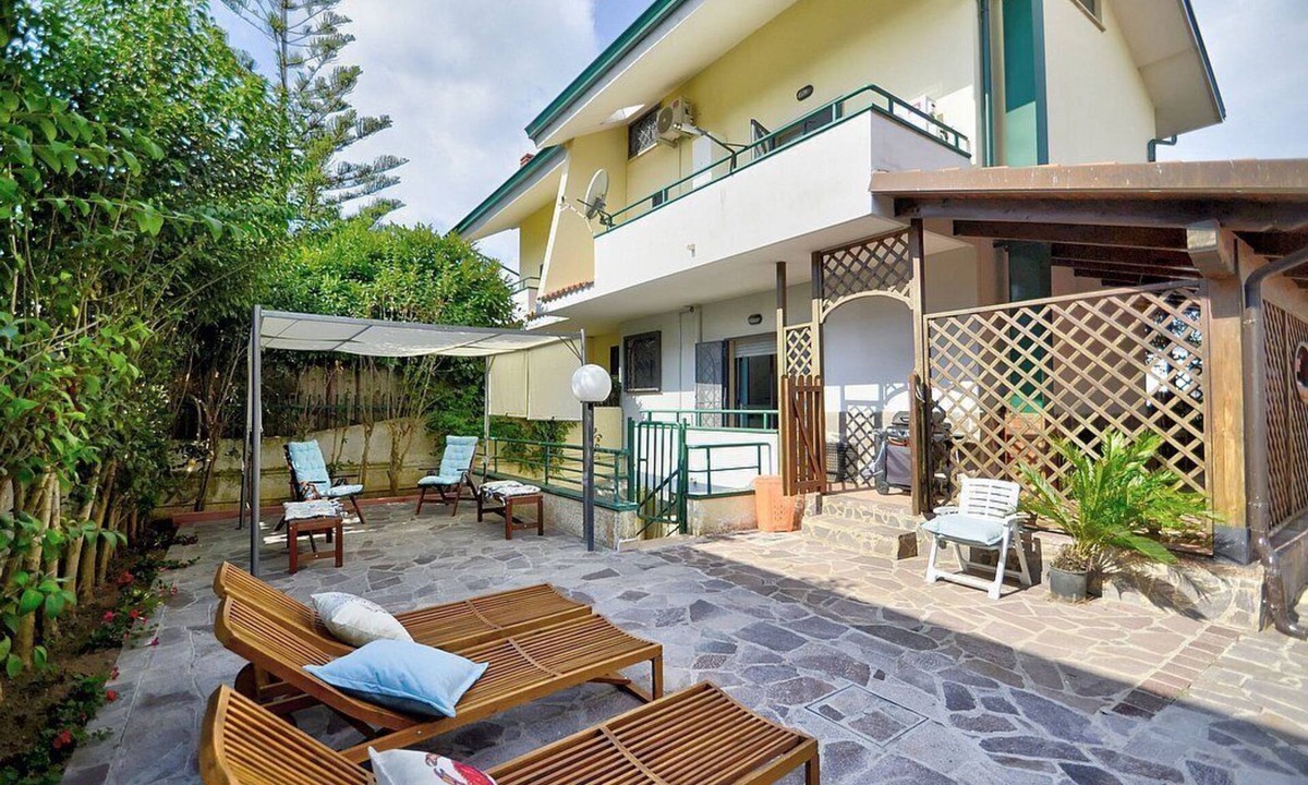 Laura House | Villa Tania: A welcoming three-story independent house situated at a short distance from the beach, with Free WI-FI.