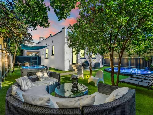 East Little Havana House | Villa Tranquillo Calle Ocho Pool & Hot Tub