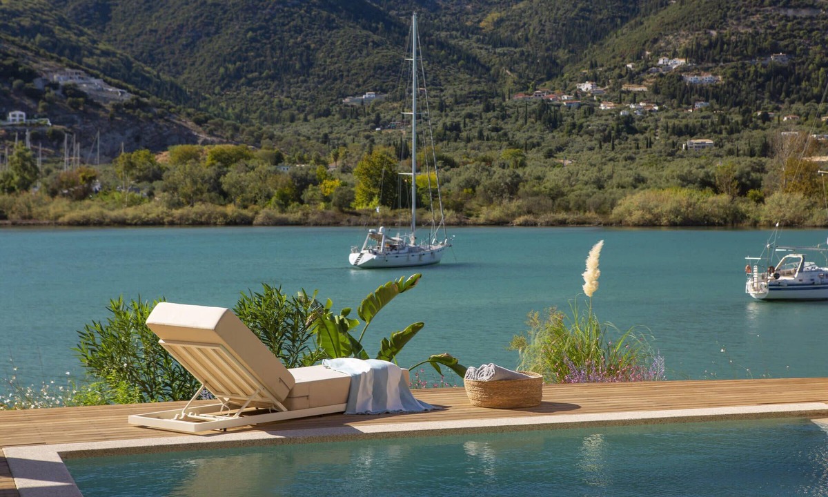 Geni Villa | Villa Unalome – Seafront Luxury in the Picturesque Bay of Vlicho