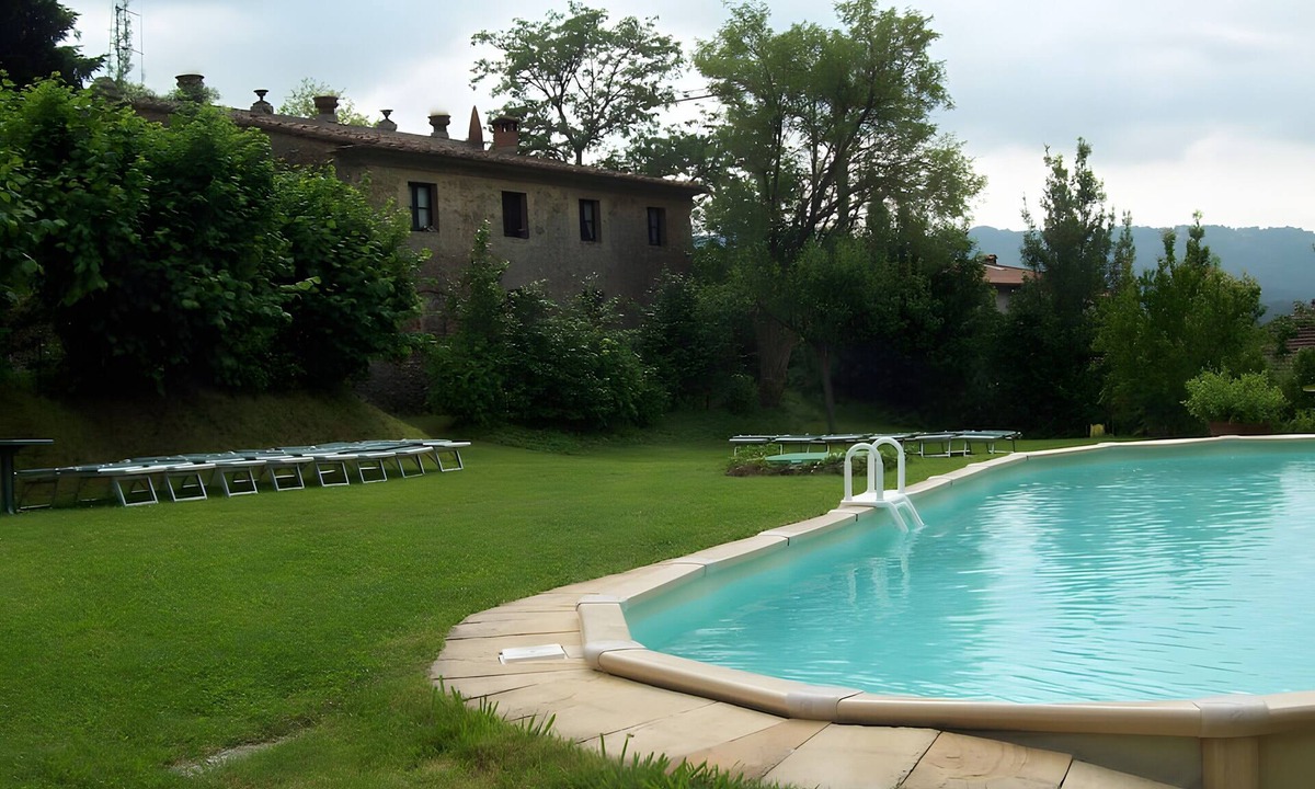 Nocchi Villa | Villa 'Unis' with Shared Pool, Private Garden, and Wi-Fi