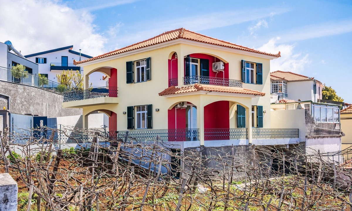 Estreito de Camara de Lobos House | Villa Vineyard by Homie