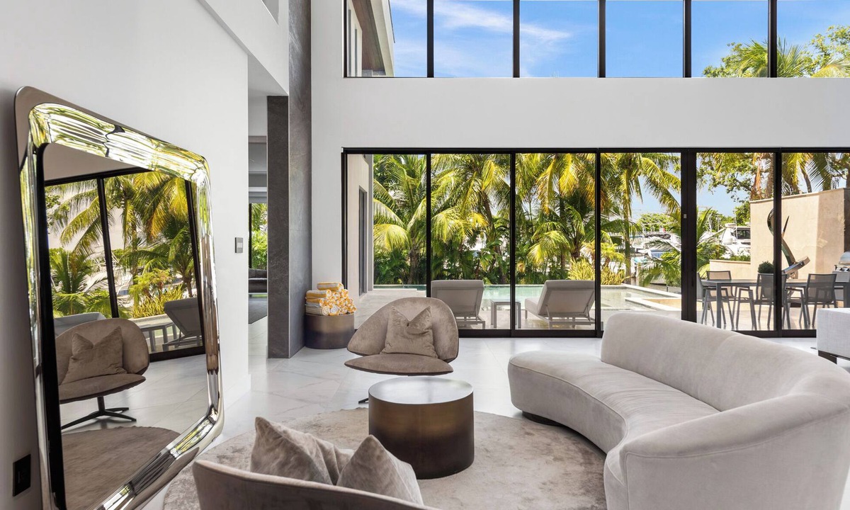 Northeast Miami Villa | VILLA WATER FRONT MIAMI BEACH 6 BEDROOMS LUXURY 14PPL FAMILY BIG GROUP FRIENDLY