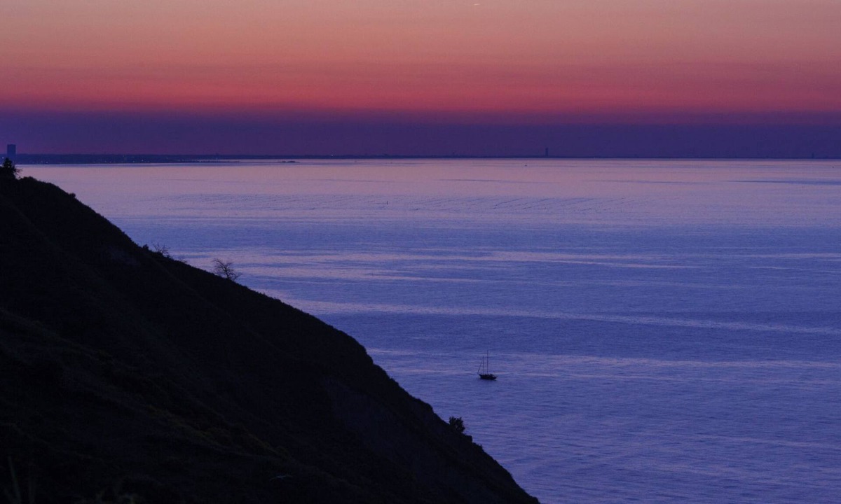 Fiorenzuola di Focara Villa | Villa with a pool, sunrise, and sunset over the sea