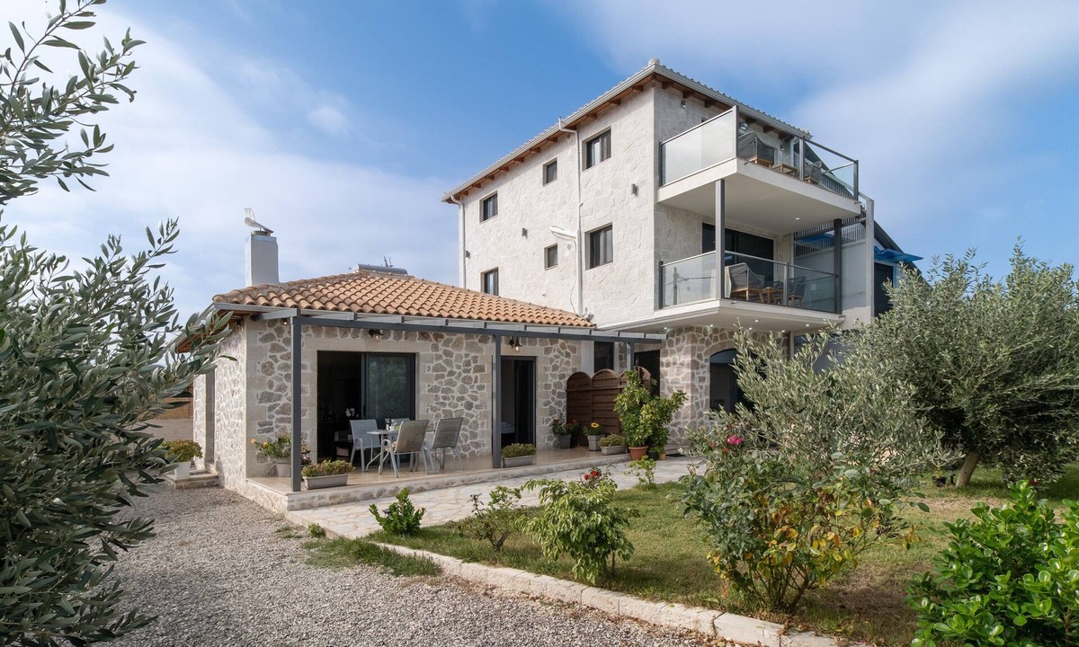 Lefkada Town Villa | 'Villa with garden view 2' with Shared Garden & Wi-Fi