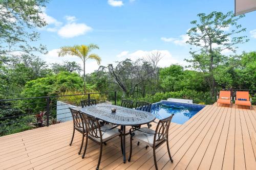 Santa Barbara House | Villa with Minimalist Design & Scenic Deck with Private Infinity Pool and Jungle Views