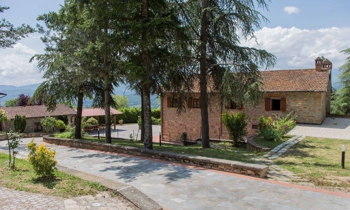 Pratovecchio Villa | Villa with pool and garden at the gateway to the Casentino Forest National Park