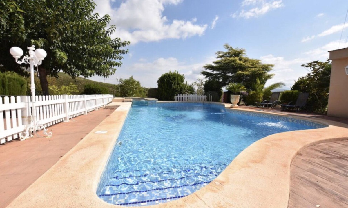 Cocentaina Villa | Villa with pool, jacuzzi, free Wi-Fi and barbecue 40 minutes from the beach