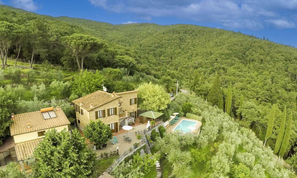 Loro Ciuffenna Villa | Villa with private swimming pool, perfect for a family with children or for two couples of friends.