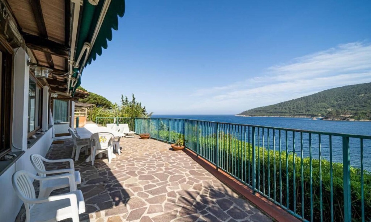 Naregno House | Villa with private beach and pool
