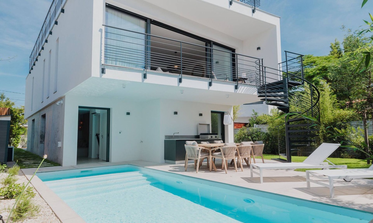 Pontaillac Villa | Villa with private heated pool by the sea in Royan