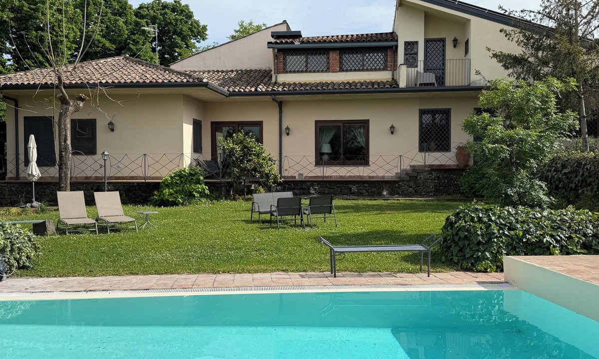 Linera Villa | Villa With Private Pool and Furnished Garden, BBQ and External Dining Area