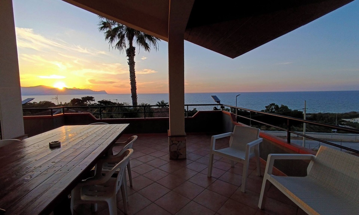 Alcamo Marina Villa | VILLA WITH VIEWS OF THE SEA 200 METERS FROM A BROAD BEACH SAND