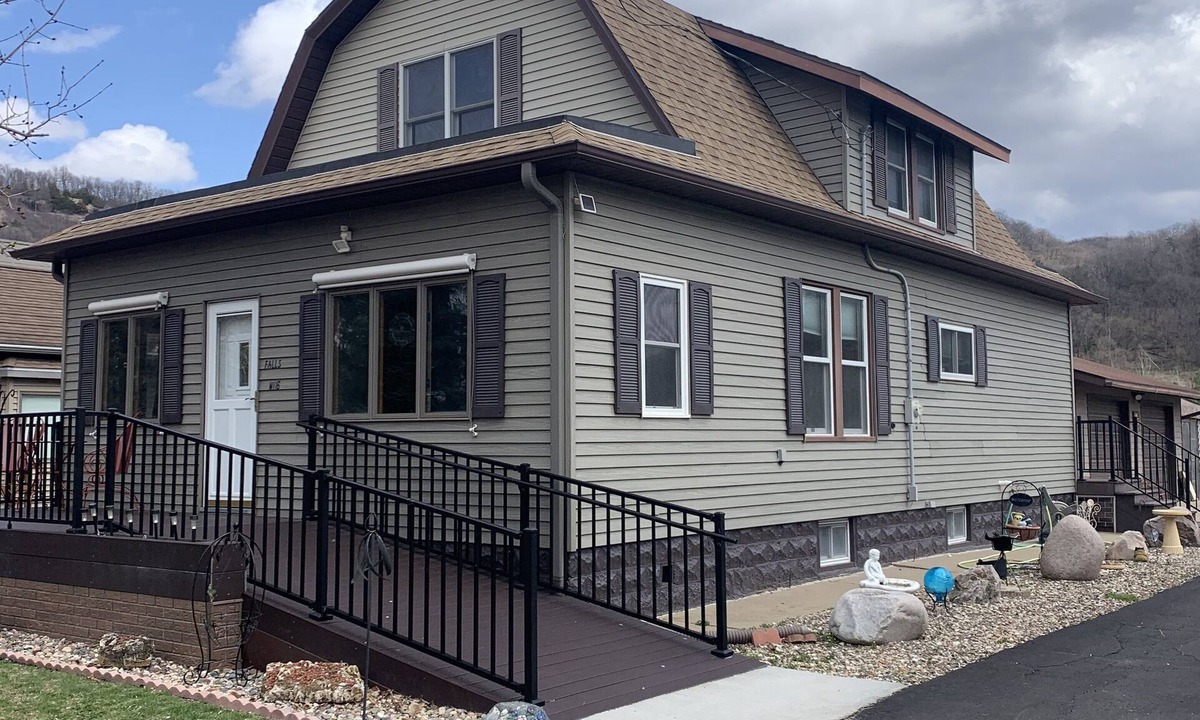 Buffalo County House | Village home